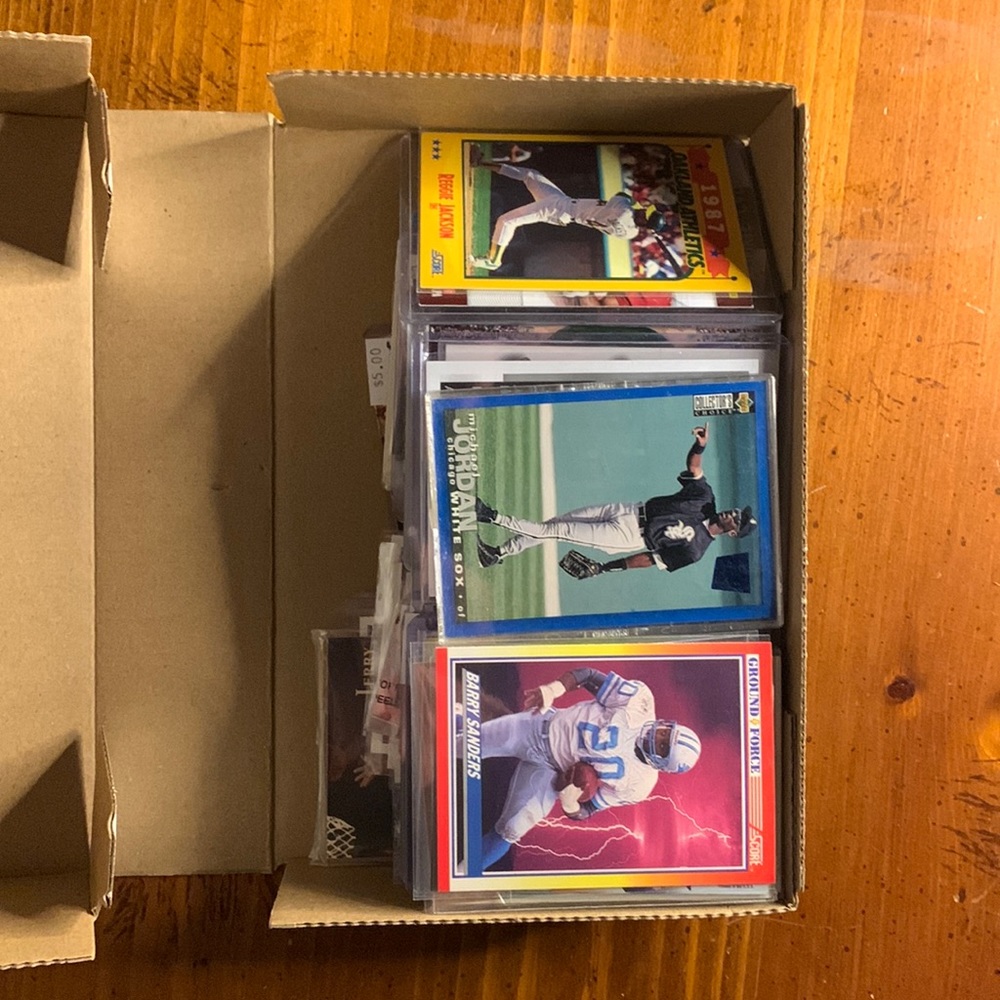 Lot of 100 sleeved/hard covered cards